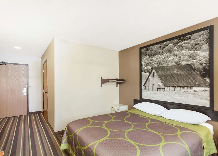 Super 8 by Wyndham Richlands/Claypool Hill Area