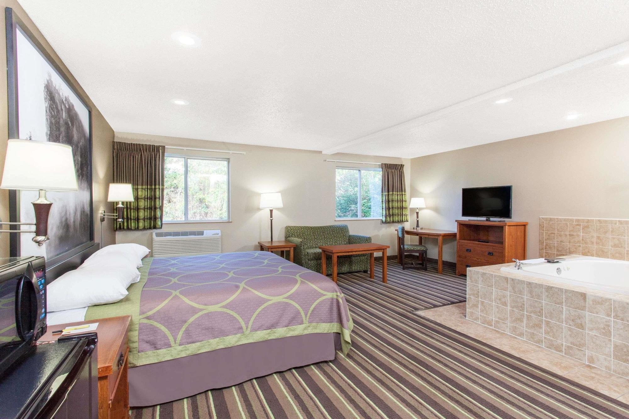 Super 8 By Wyndham Richlands/claypool Hill Area