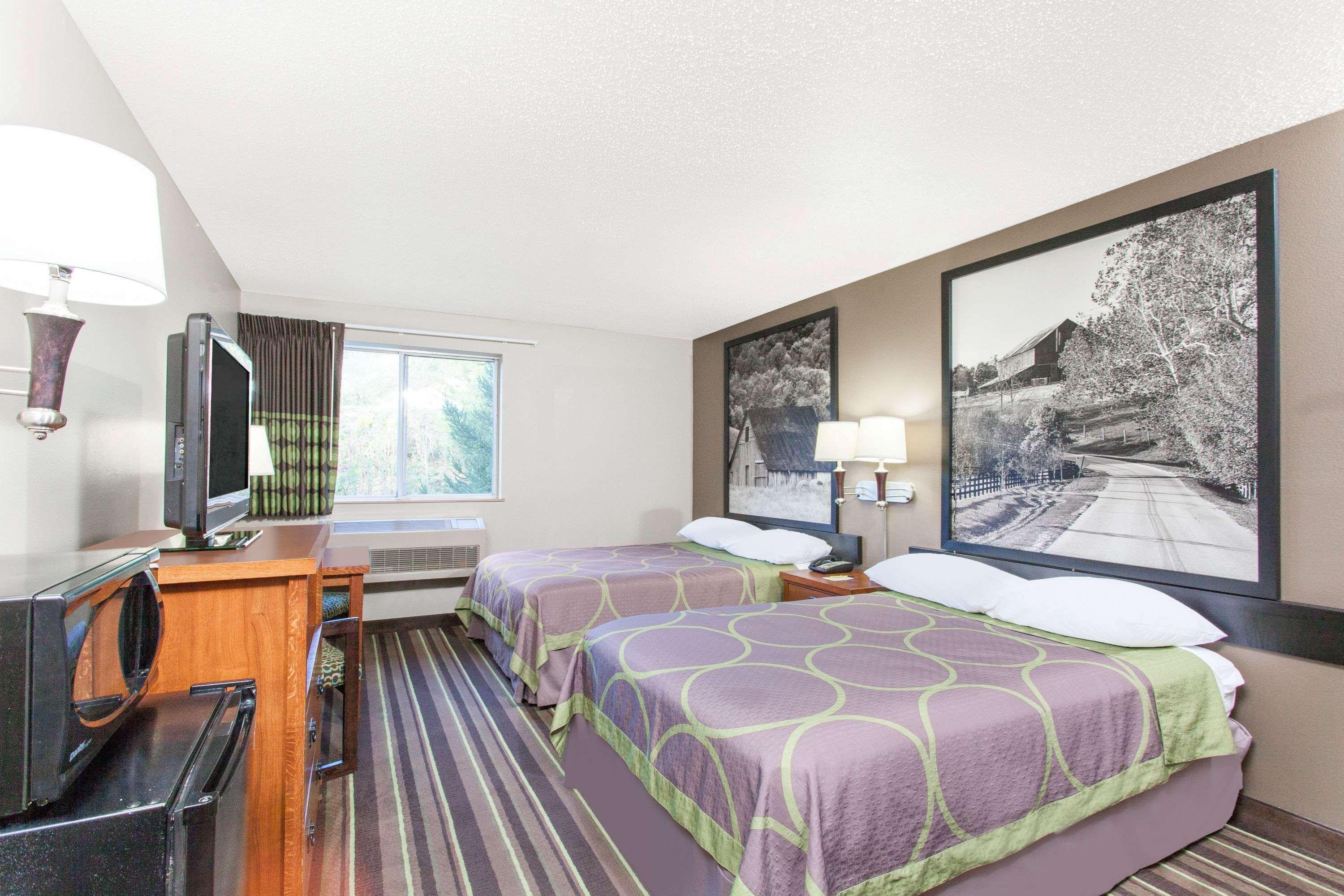 Super 8 By Wyndham Richlands/claypool Hill Area Hotel 2*