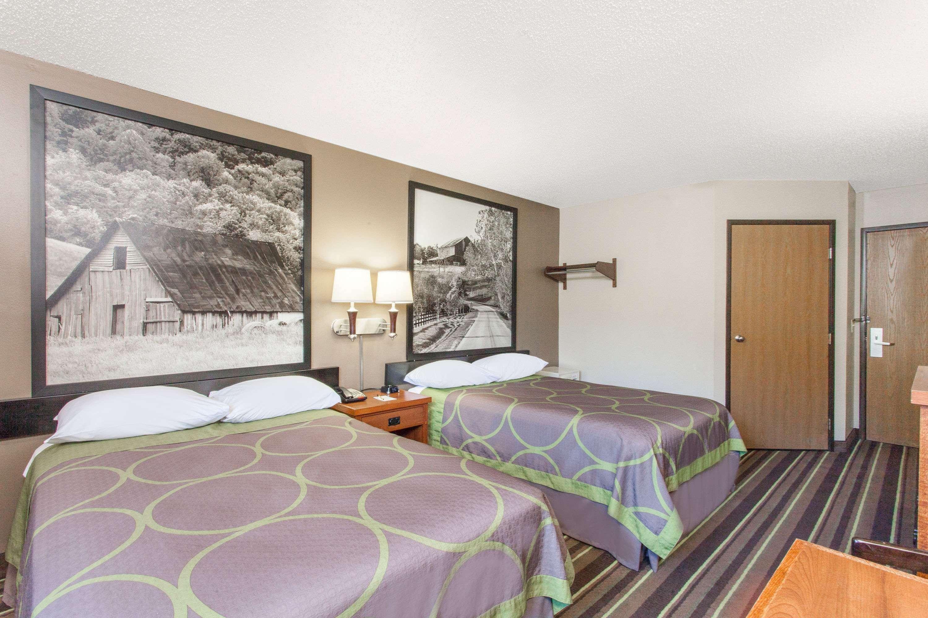 Super 8 By Wyndham Richlands/claypool Hill Area