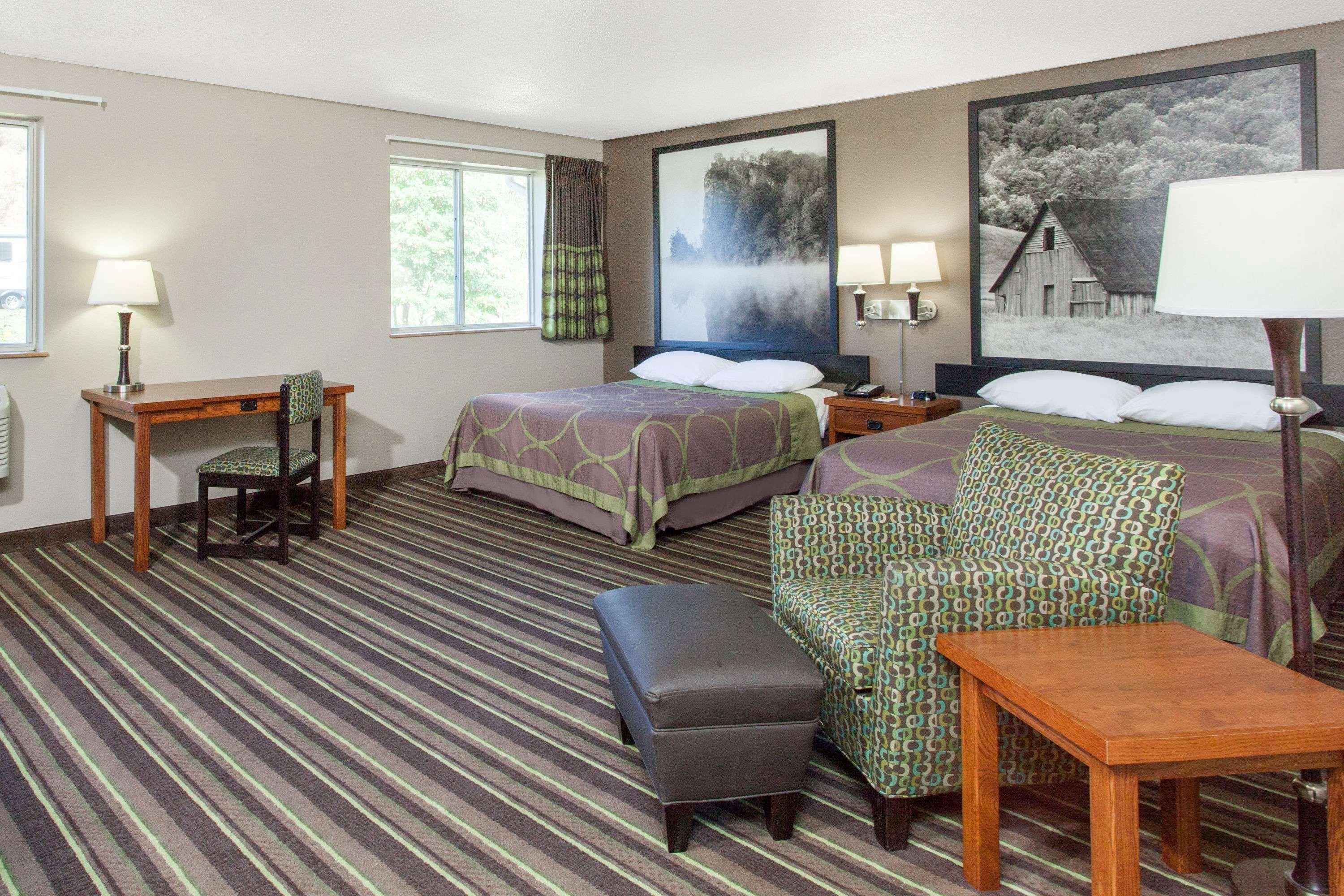 Super 8 By Wyndham Richlands/claypool Hill Area Hotel 2*