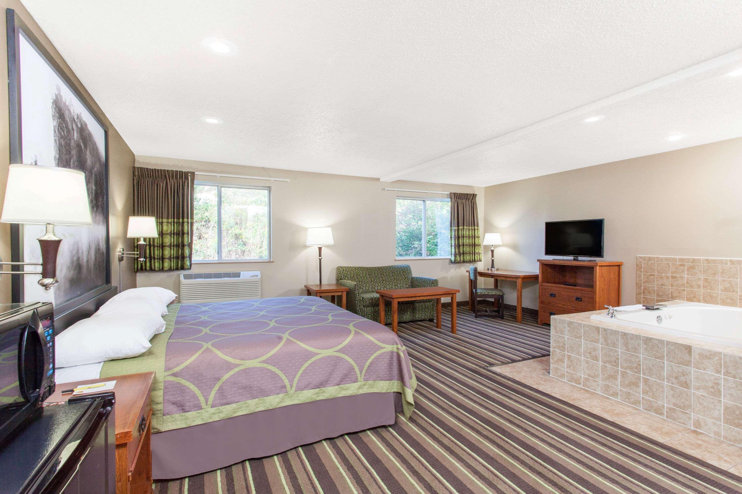 Super 8 By Wyndham Richlands/claypool Hill Area 2*
